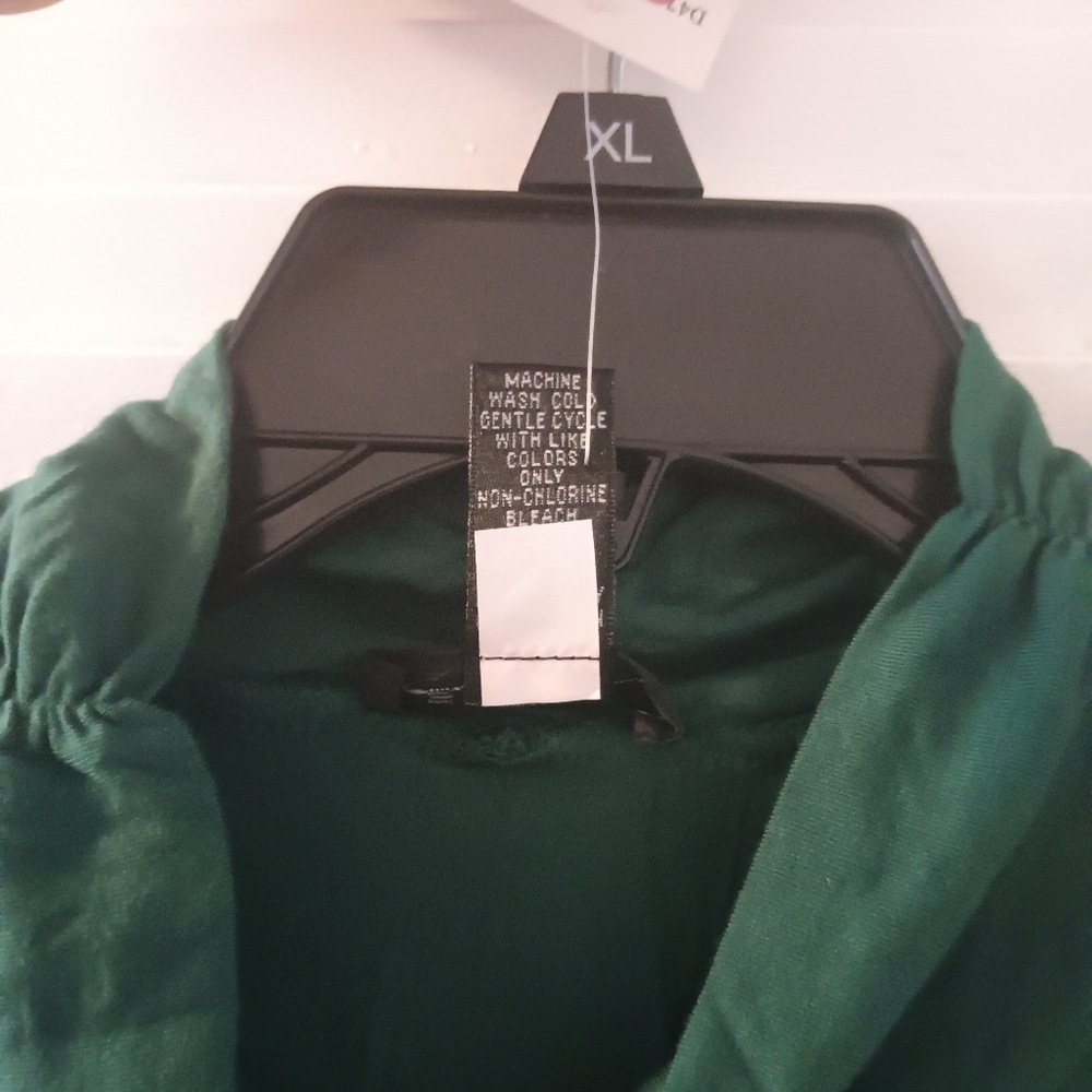 Women's Tops - Picture 5 of 6